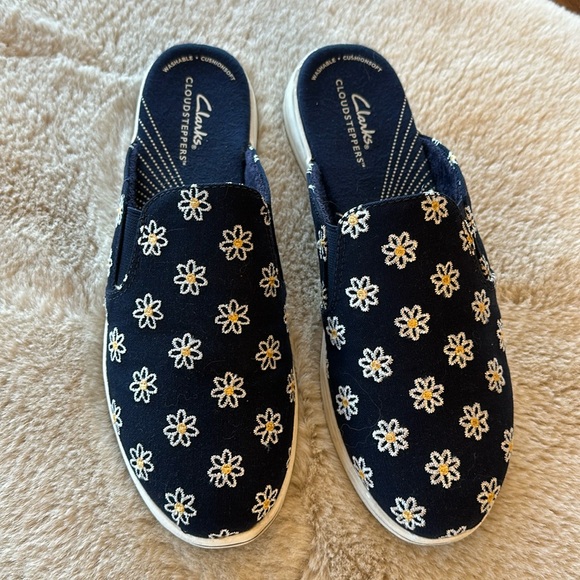 CLarks slip ons - Picture 2 of 6